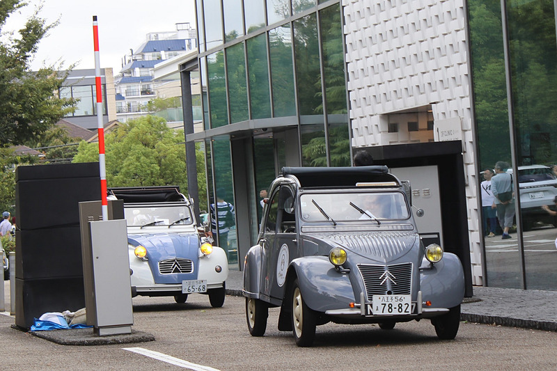 シトロエン 2CVたちがパレードランに出発
