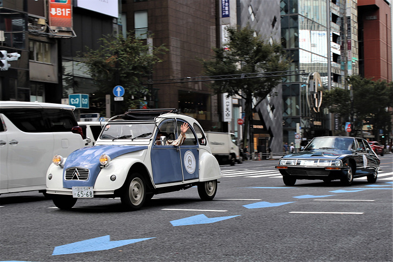 シトロエン 2CVとSMが銀座通りを走る