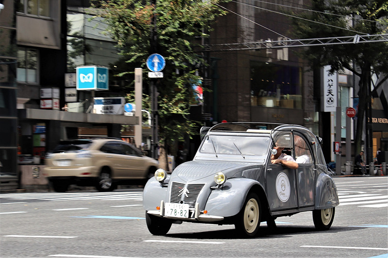 左に傾いているのはドライバーの後ろにも人が乗っているため