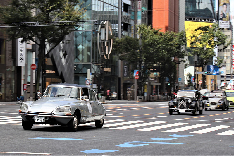 パリのシャンゼリゼ通りとまでは言えないが、フランスのどこかの街中のような光景