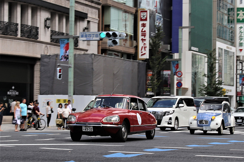 シトロエン DSと2CVが銀座の交差点を行く