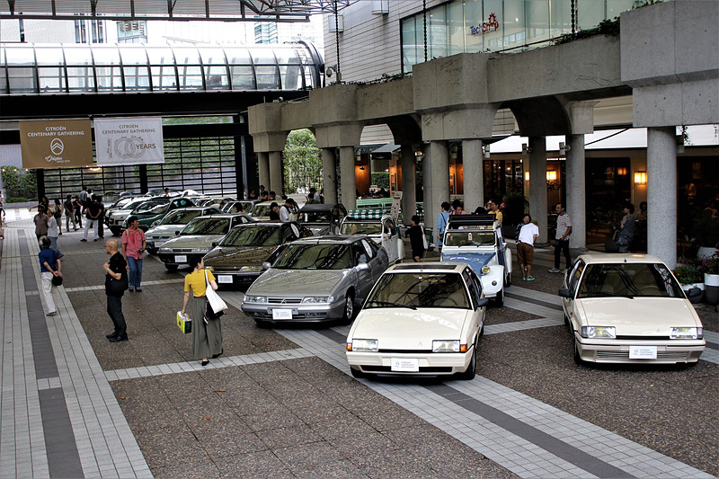 パレードラン後参加車両はカラヤン広場に展示された