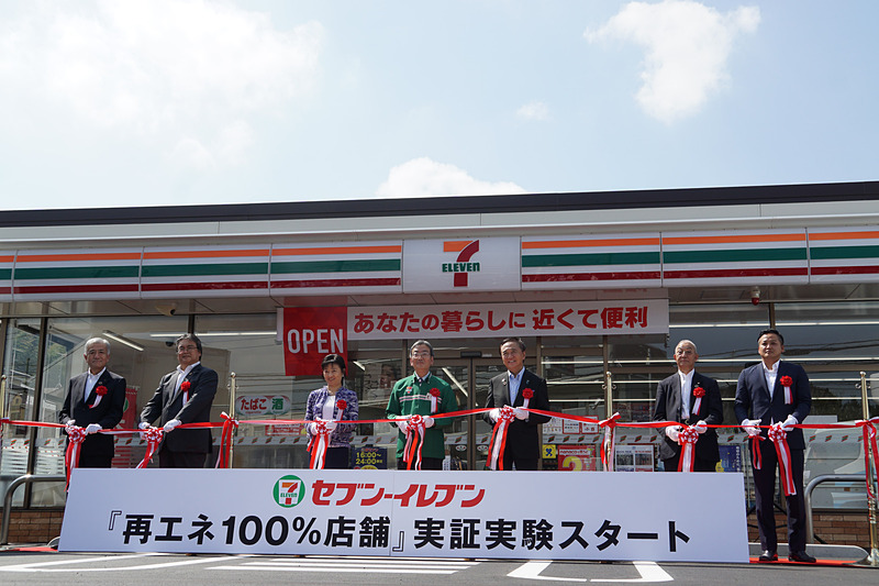 左から、セブン-イレブン横浜中山南店で行なわれた実証開始セレモニーに出席した、株式会社セブン&アイ・ホールディングス 代表取締役社長 井阪隆一氏、フォーアールエナジー株式会社 代表取締役社長 牧野英治氏、日産自動車株式会社 執行役副社長 星野朝子氏、セブン-イレブン横浜中山南店 オーナーの土屋英樹氏、神奈川県知事 黒岩祐治氏、株式会社カネカ 代表取締役会長 菅原公一氏、株式会社スマートテック 代表取締役社長 小寺雄三氏
