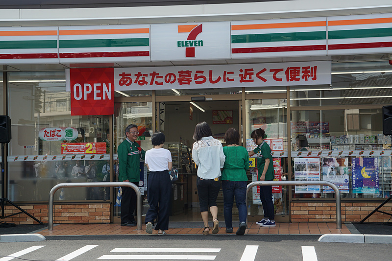 11時にオープンして一般客が来店した