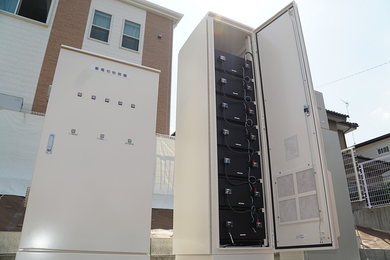 1基につき「リーフ」1台分（容量40kWh/基）のリユースバッテリーを活用した蓄電池設備を設置。リユースバッテリーは電池の転用に関する評価規格「UL1974」に基づく認証を世界で初めて受けた工場で再生されたもの