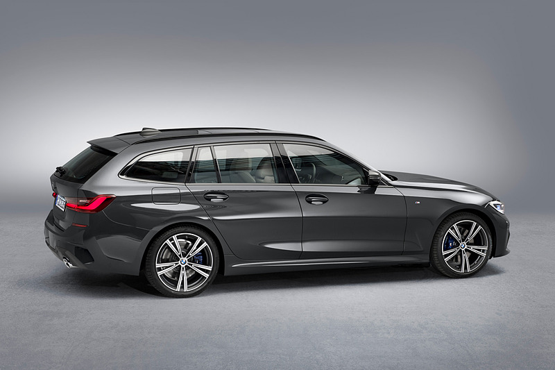 写真の330i ツーリング M Sportのボディサイズは4715×1825×1460mm（全長×全幅×全高）、ホイールベースは2850mm。最高出力258PS（190kW）/5000rpm、最大トルク400Nm/1550-4400rpmを発生する直列4気筒 2.0リッターターボエンジンを搭載し、トランスミッションに8速ATを組み合わせる。最新のBMWデザイン・コンセプトを採用したエクステリアは、ツーリングモデルならではの流れる風のようなデザインを取り入れた