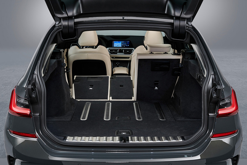 40：20：40分割のラゲッジルーム。通常時は先代モデルから5L増えた500Lの容量を確保し、後席を倒すと先代モデルに比べて10L増加の最大1510Lまで拡大可能とした