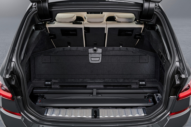 40：20：40分割のラゲッジルーム。通常時は先代モデルから5L増えた500Lの容量を確保し、後席を倒すと先代モデルに比べて10L増加の最大1510Lまで拡大可能とした