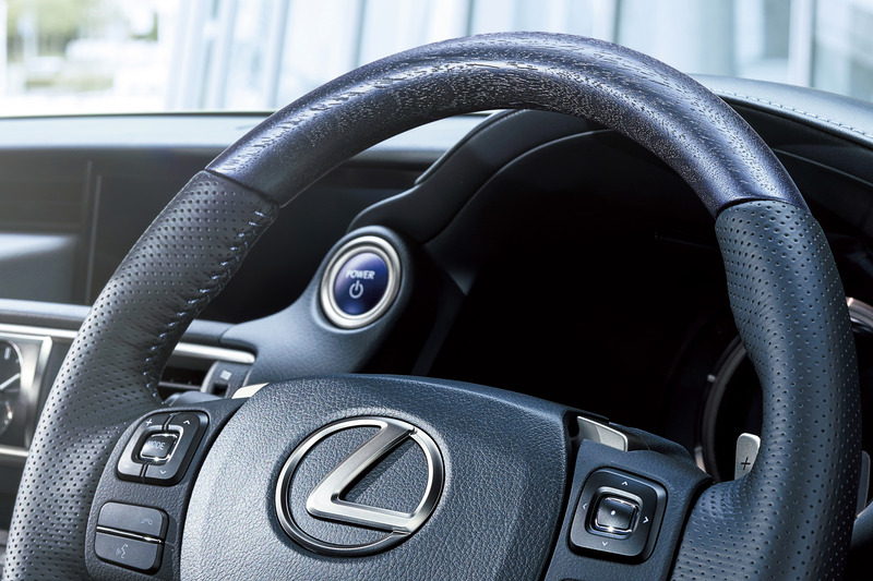 特別仕様車専用藍本杢＋ディンプル本革ステアリング（パドルシフト付）