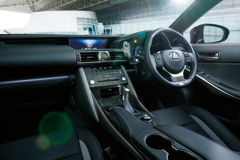 メーターフード、ニーパッド、ドアトリム、コンソールに専用のブルーグレーステッチを採用