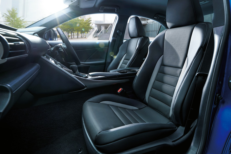 専用装備のL texスポーツシートはブラック＆アクセントグレーにブルーグレーステッチ