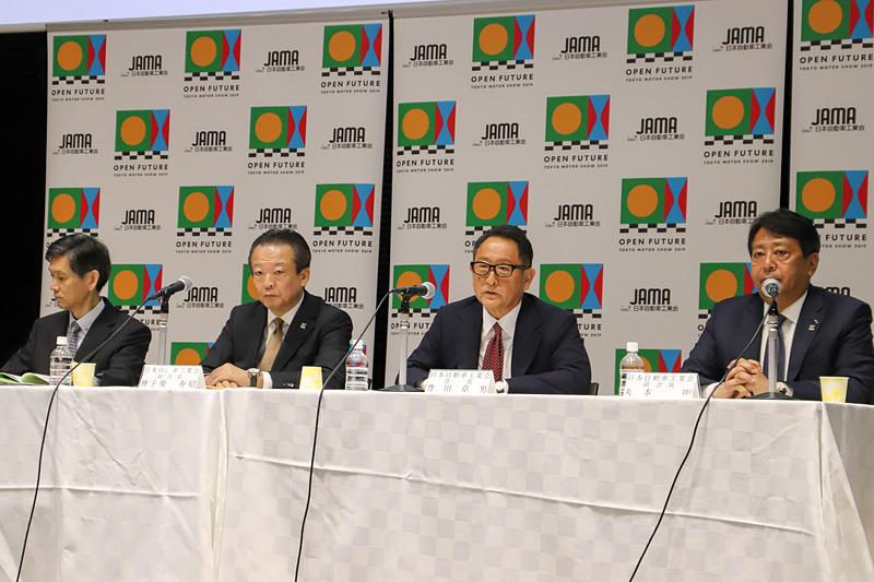 左から、自工会定例記者会見に出席した日本自動車工業会 副会長・専務理事 永塚誠一氏、副会長 神子柴寿昭氏、会長 豊田章男氏、副会長 丸本明氏