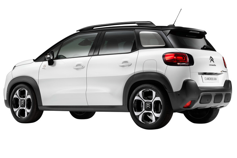 エクステリアではフロントドアに100周年記念ロゴマークをあしらったほか、随所にヴィンテージ感あるブロンズをアクセントとして加える