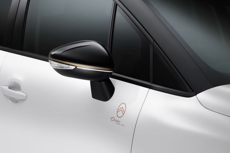 エクステリアではフロントドアに100周年記念ロゴマークをあしらったほか、随所にヴィンテージ感あるブロンズをアクセントとして加える