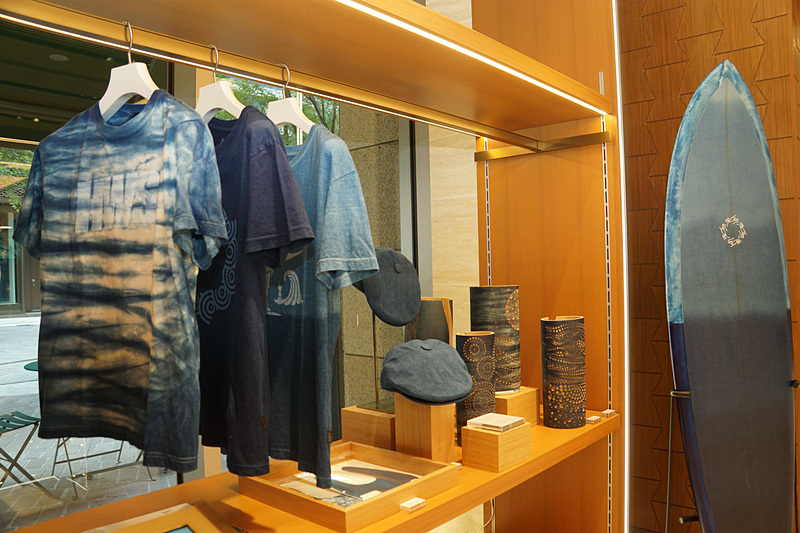 海部藍プロダクトデザイナーで藍染の匠として活躍する永原レキ氏（LEXUS NEW TAKUMI PROJECT：2016年徳島県代表）の作品も展示される