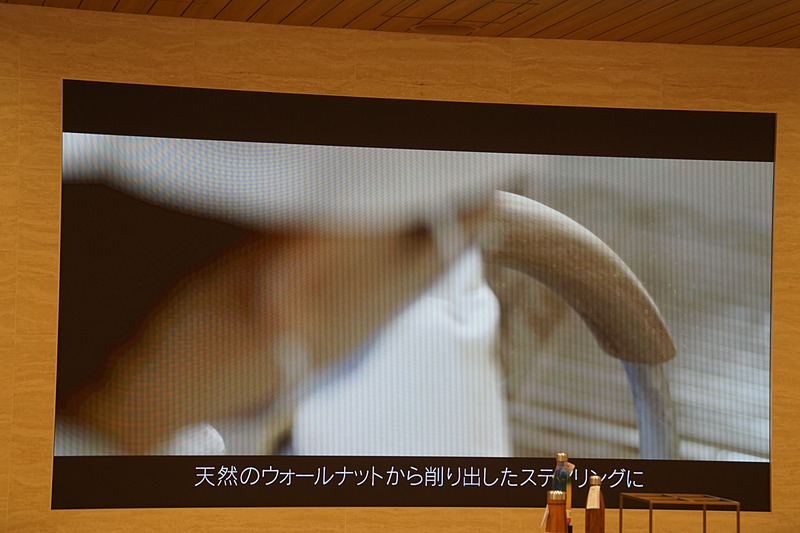 本杢の表面は職人の手作業による研磨で本革と変わらない滑らかな質感に磨き上げ、藍塗装では塗膜を可能な限り薄くすることで極薄のアルミ層がベースのブラック層を効果的に透過。塗装はすべての工程を専門職人の手吹きで行い、自然素材が持つ本物の質感を表現した