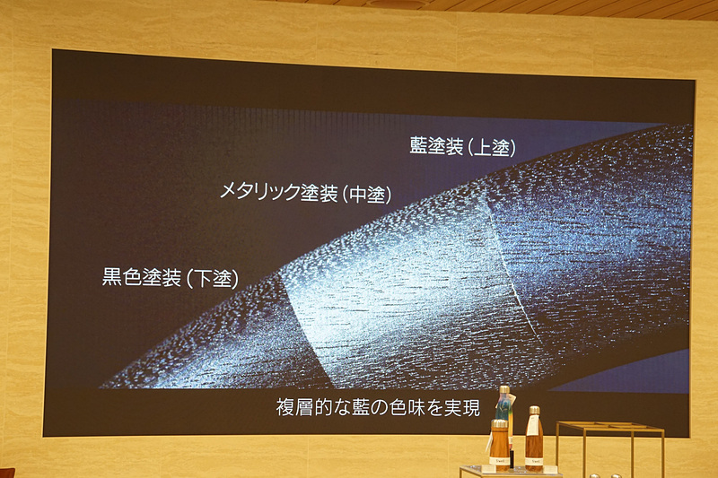 本杢の表面は職人の手作業による研磨で本革と変わらない滑らかな質感に磨き上げ、藍塗装では塗膜を可能な限り薄くすることで極薄のアルミ層がベースのブラック層を効果的に透過。塗装はすべての工程を専門職人の手吹きで行い、自然素材が持つ本物の質感を表現した