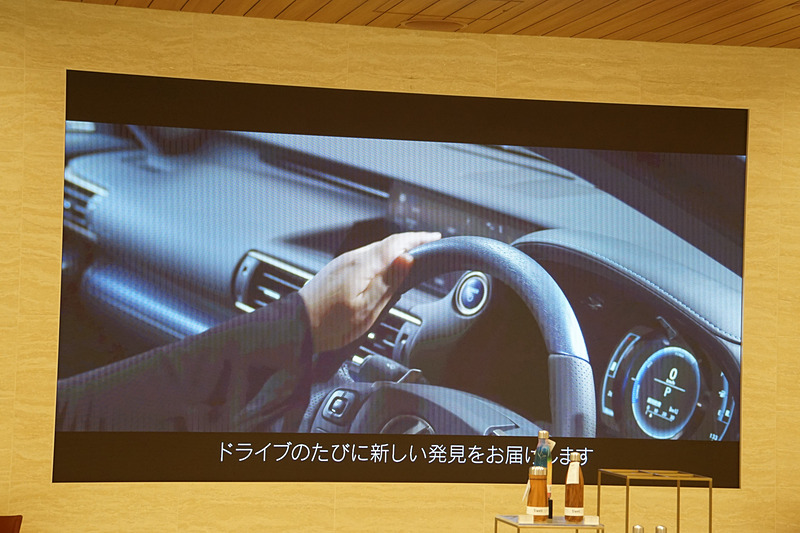 本杢の表面は職人の手作業による研磨で本革と変わらない滑らかな質感に磨き上げ、藍塗装では塗膜を可能な限り薄くすることで極薄のアルミ層がベースのブラック層を効果的に透過。塗装はすべての工程を専門職人の手吹きで行い、自然素材が持つ本物の質感を表現した