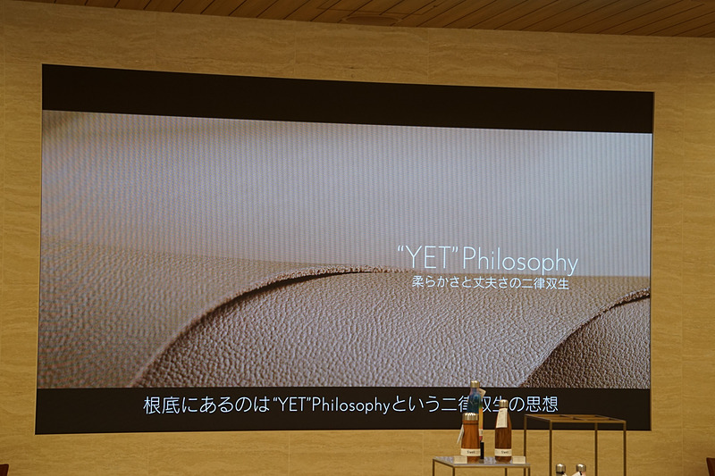 L-ANILINEは、最高位の原皮だけを厳選し、長時間にわたる柔軟化工程と、独自の工夫や技術により薄い塗膜を目指したカラーコートで柔らかさを実現し、体を包み込む座り心地と、走行中のフィット感を向上させたという