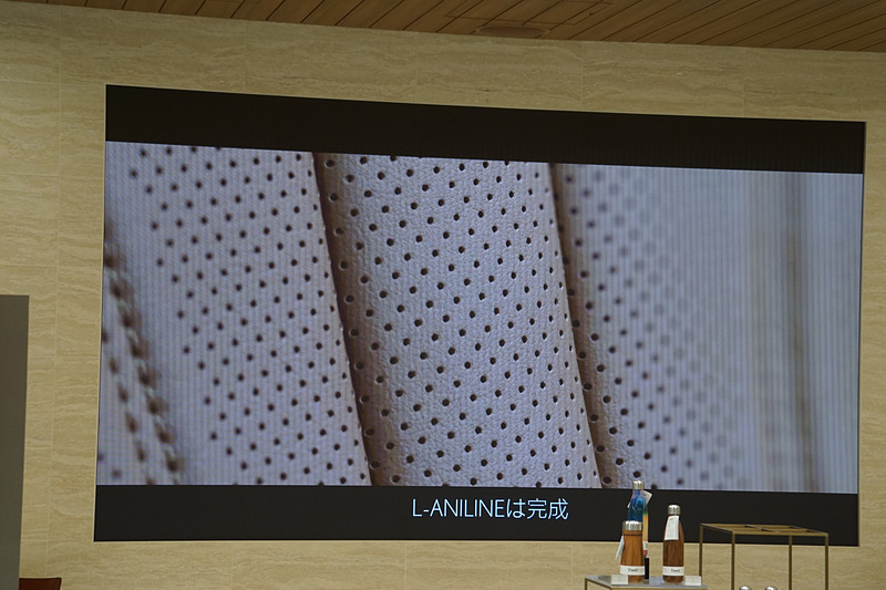 L-ANILINEは、最高位の原皮だけを厳選し、長時間にわたる柔軟化工程と、独自の工夫や技術により薄い塗膜を目指したカラーコートで柔らかさを実現し、体を包み込む座り心地と、走行中のフィット感を向上させたという