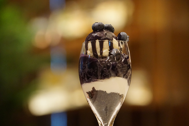 ブルーベリーとぶどうのヨーグルトパフェ アサイーのソース inspiresd by “I Blue”：1000円（税別）