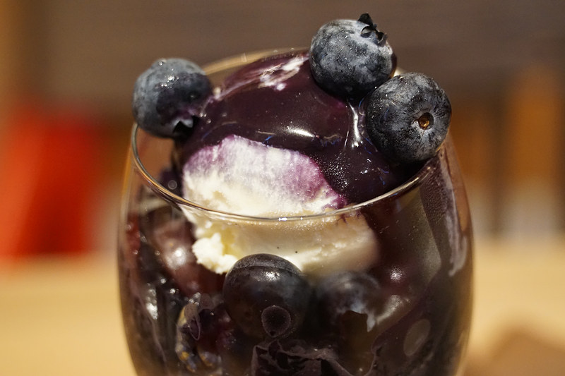 ブルーベリーとぶどうのヨーグルトパフェ アサイーのソース inspiresd by “I Blue”：1000円（税別）