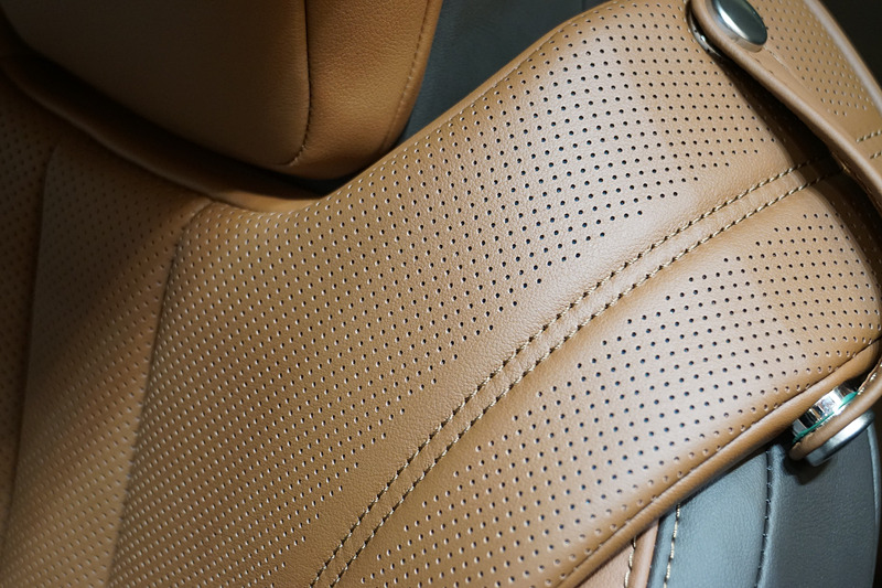 L-ANILINEは、最高位の原皮だけを厳選し、長時間にわたる柔軟化工程と、独自の工夫や技術により薄い塗膜を目指したカラーコートで柔らかさを実現し、体を包み込む座り心地と、走行中のフィット感を向上させたという