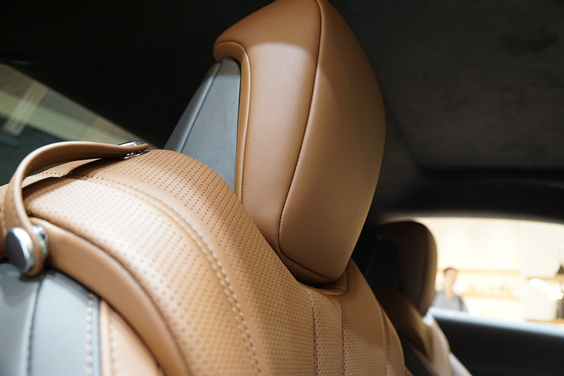 L-ANILINEは、最高位の原皮だけを厳選し、長時間にわたる柔軟化工程と、独自の工夫や技術により薄い塗膜を目指したカラーコートで柔らかさを実現し、体を包み込む座り心地と、走行中のフィット感を向上させたという