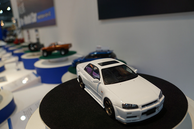 さまざまな車種のプラモデルや完成品を展示