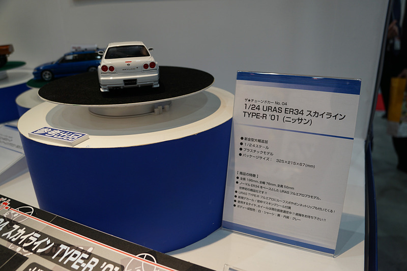 さまざまな車種のプラモデルや完成品を展示