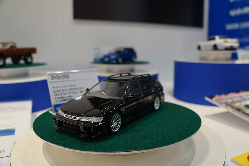 さまざまな車種のプラモデルや完成品を展示
