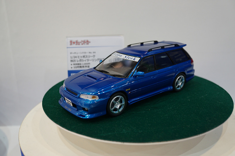 さまざまな車種のプラモデルや完成品を展示