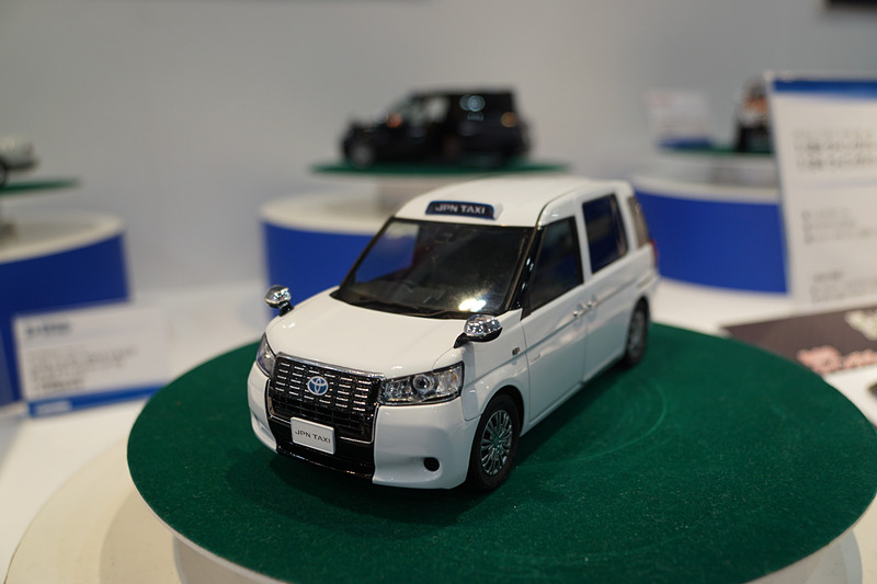 さまざまな車種のプラモデルや完成品を展示