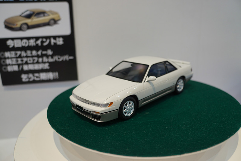 さまざまな車種のプラモデルや完成品を展示