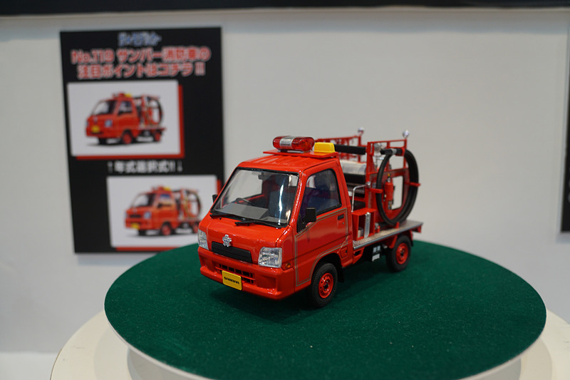 さまざまな車種のプラモデルや完成品を展示