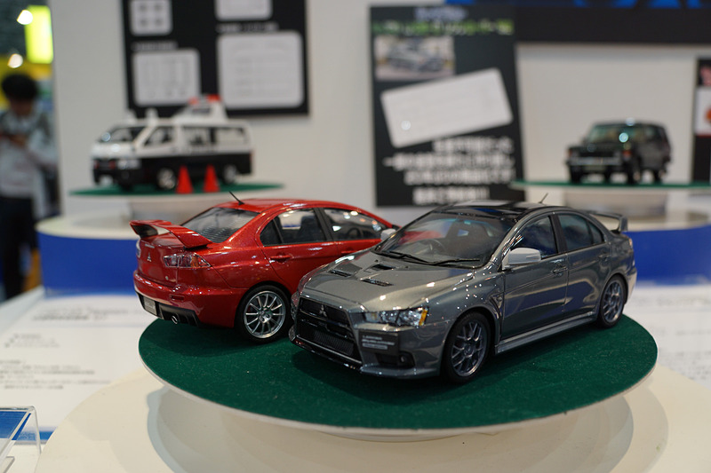 さまざまな車種のプラモデルや完成品を展示