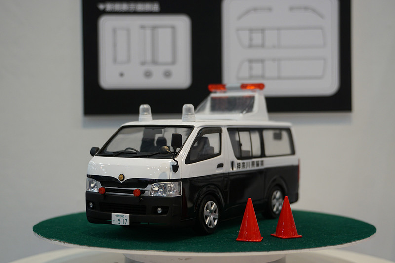 さまざまな車種のプラモデルや完成品を展示