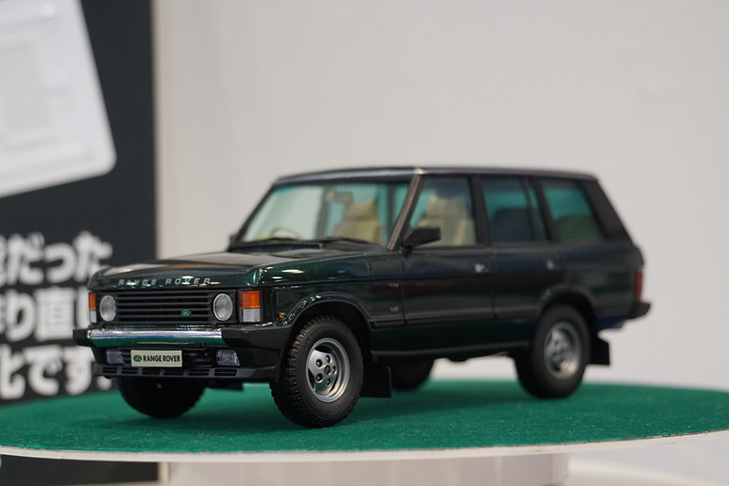 さまざまな車種のプラモデルや完成品を展示