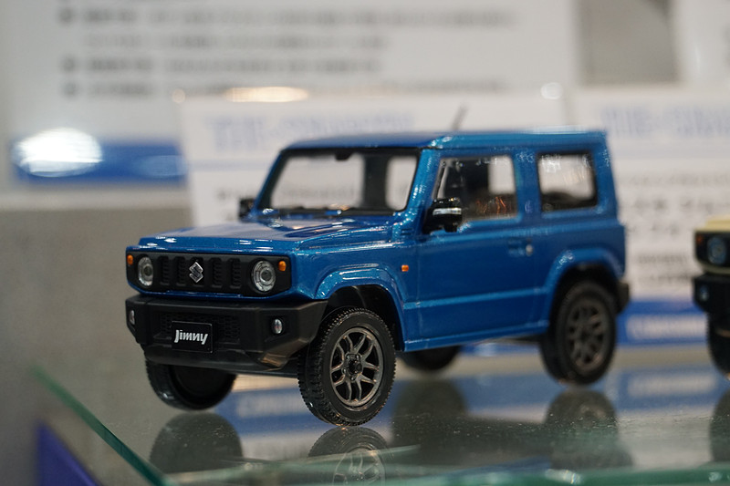 さまざまな車種のプラモデルや完成品を展示