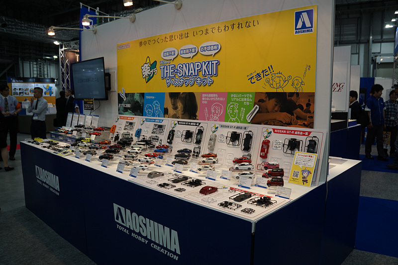 さまざまな車種のプラモデルや完成品を展示