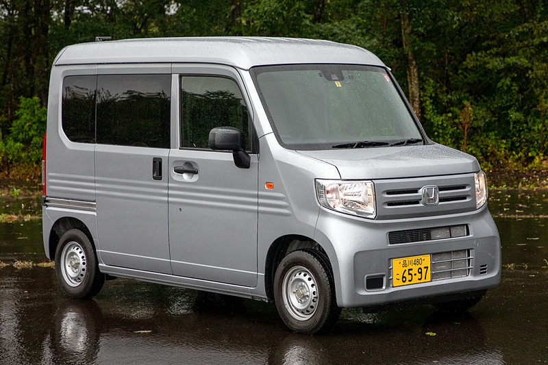 借りたのはN-VANでは最も装備がシンプルな「G」グレードだが、これにもHonda SENSINGは標準装備。ボディカラーはルナシルバー・メタリックで、2WD（FF）/6速MTの価格は117万4000円（税別）