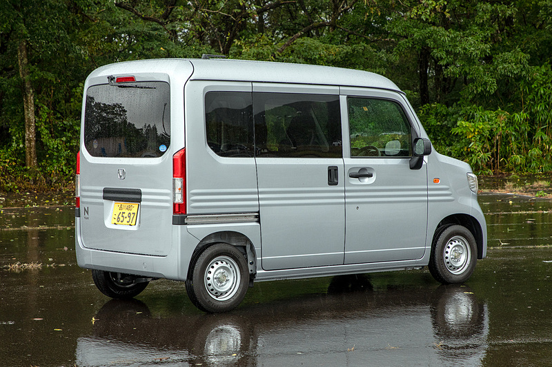 借りたのはN-VANでは最も装備がシンプルな「G」グレードだが、これにもHonda SENSINGは標準装備。ボディカラーはルナシルバー・メタリックで、2WD（FF）/6速MTの価格は117万4000円（税別）