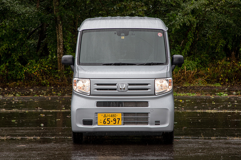借りたのはN-VANでは最も装備がシンプルな「G」グレードだが、これにもHonda SENSINGは標準装備。ボディカラーはルナシルバー・メタリックで、2WD（FF）/6速MTの価格は117万4000円（税別）