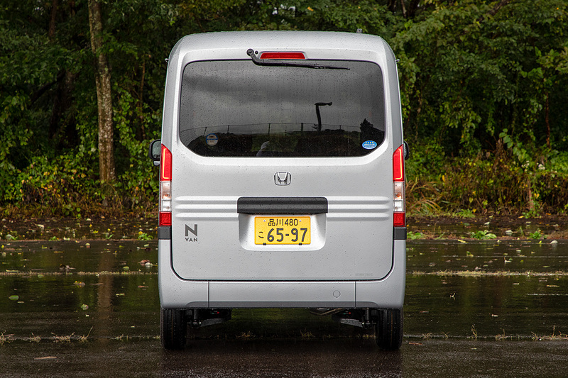 借りたのはN-VANでは最も装備がシンプルな「G」グレードだが、これにもHonda SENSINGは標準装備。ボディカラーはルナシルバー・メタリックで、2WD（FF）/6速MTの価格は117万4000円（税別）