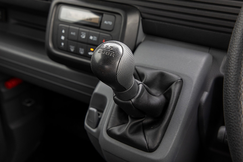 シフトレバーはセンターコンソールから出ている。もちろんリンクを介してトランスミッションと繋がるタイプだ