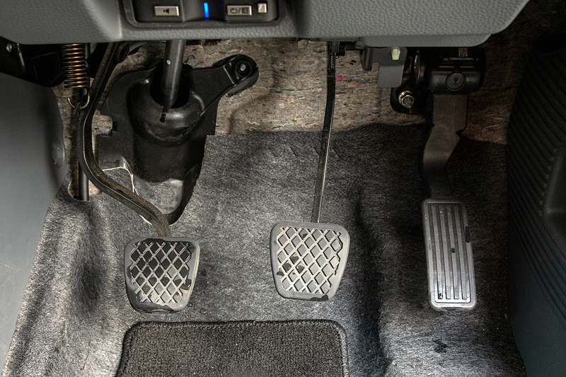 クラッチは非常に軽く、ペダルを上から踏み降ろす感じなので半クラッチの操作はしやすい。MT車に久々に乗るという人でもすぐに慣れるのではないだろうか