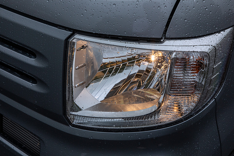 Gグレードはハロゲンヘッドライトだった。＋STYLE FUNのLEDヘッドライトと比べて明るさはないが、雨の日は光の色温度的にハロゲンの方が見やすい気がした