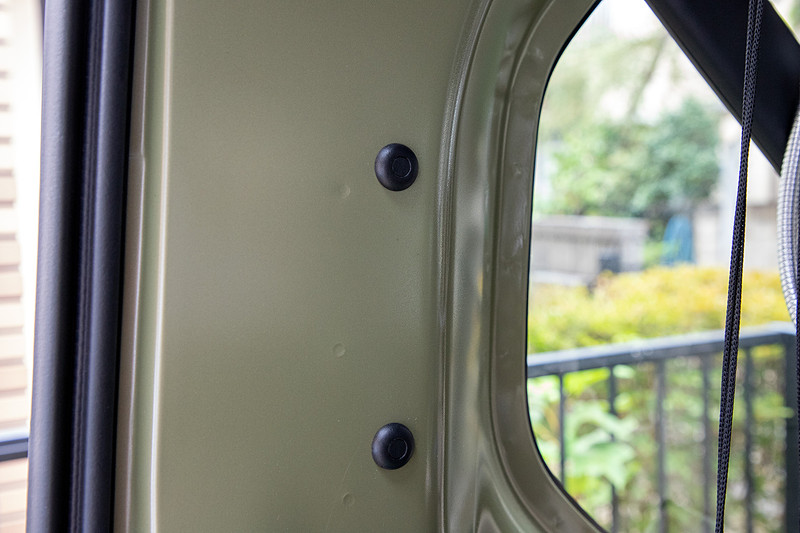 N-VANの荷室にはM6のネジが入れられるユーティリティナットが28か所に付いている。両側のスライドドアを開けた側にも片側4か所ずつあるので、ここにユーティリティフックを複数つけて、ゴムバンドで固定すれば長尺物を立てて積んでおけるようになる