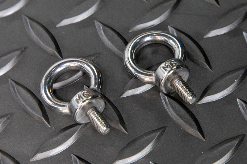 これはステンレス製のアイボルト。ネジ部はM6だ