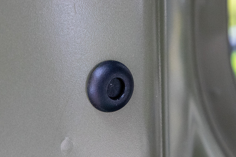 ユーティリティナットの使い方。標準ではこのような黒いビスが刺さっているが、センター部を押すとロックが外れて指で簡単に引き抜ける